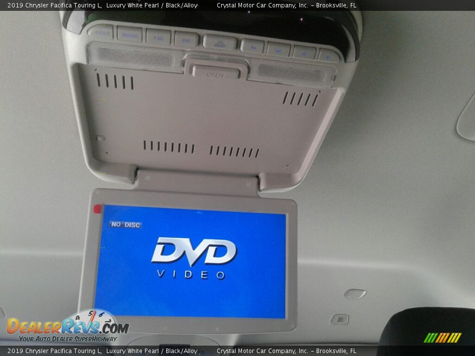 2019 Chrysler Pacifica Touring L Luxury White Pearl / Black/Alloy Photo #17