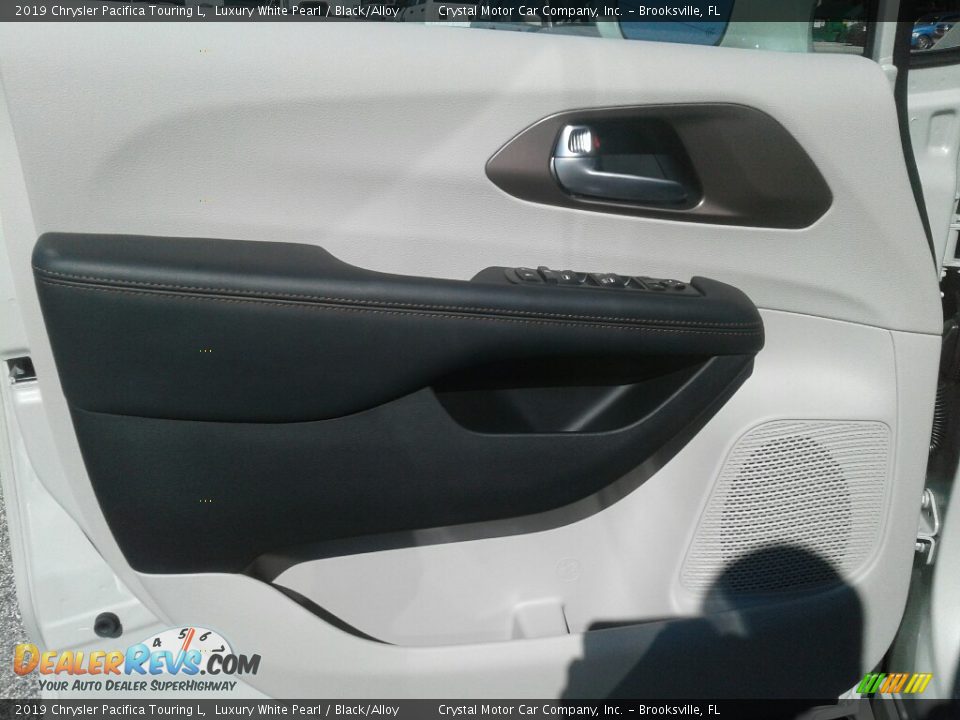 2019 Chrysler Pacifica Touring L Luxury White Pearl / Black/Alloy Photo #18