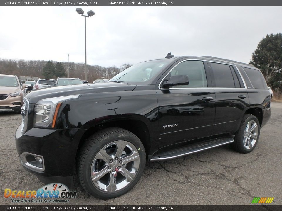 Front 3/4 View of 2019 GMC Yukon SLT 4WD Photo #1