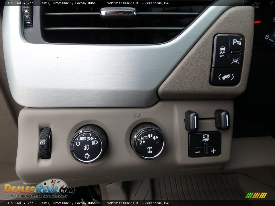 Controls of 2019 GMC Yukon SLT 4WD Photo #15