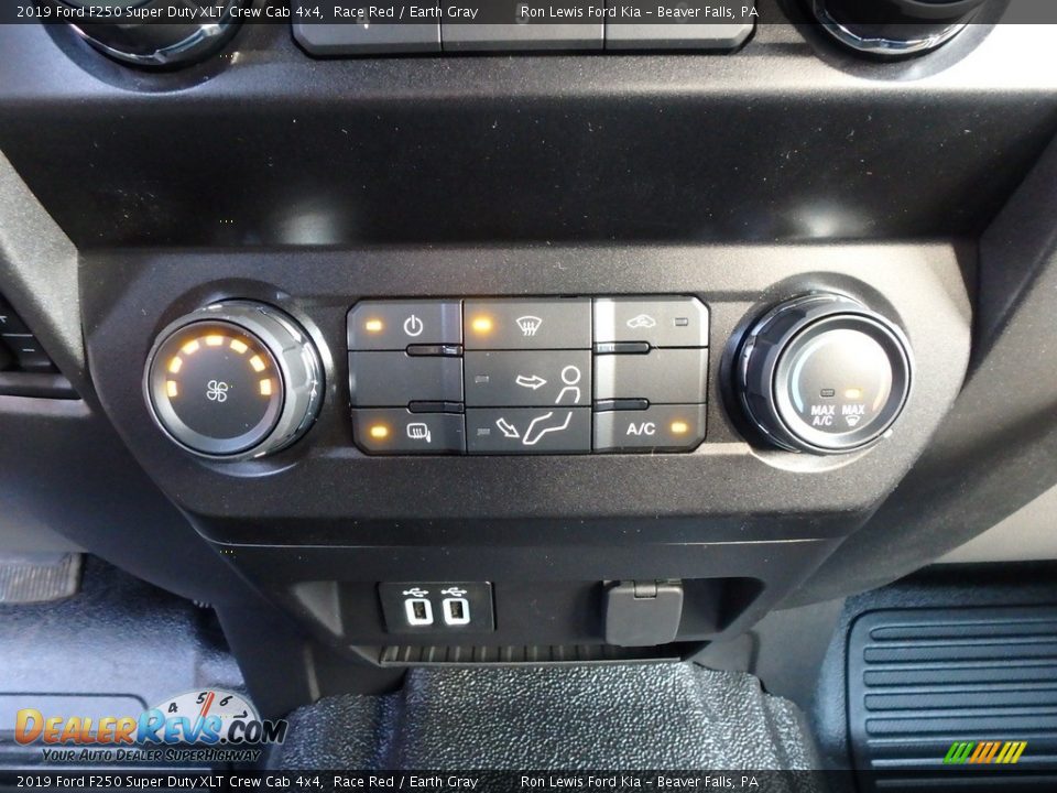 Controls of 2019 Ford F250 Super Duty XLT Crew Cab 4x4 Photo #18
