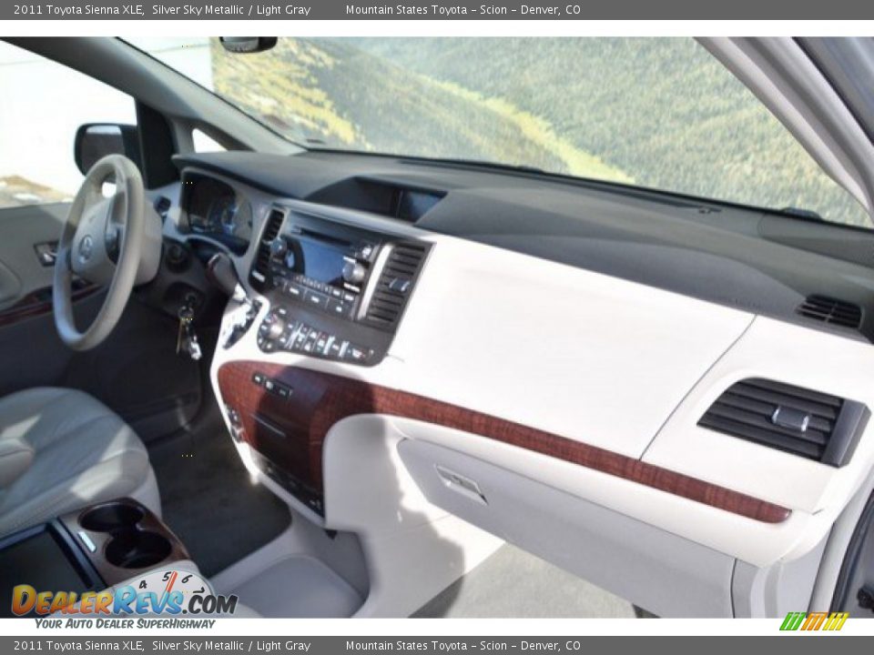 2011 Toyota Sienna XLE Silver Sky Metallic / Light Gray Photo #17