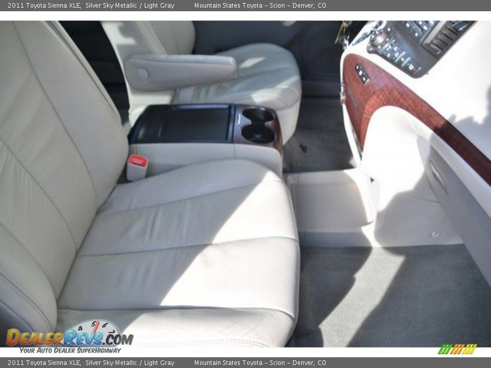 2011 Toyota Sienna XLE Silver Sky Metallic / Light Gray Photo #18