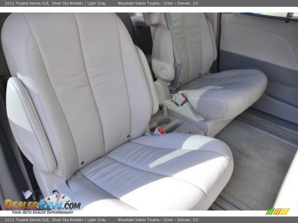 2011 Toyota Sienna XLE Silver Sky Metallic / Light Gray Photo #25