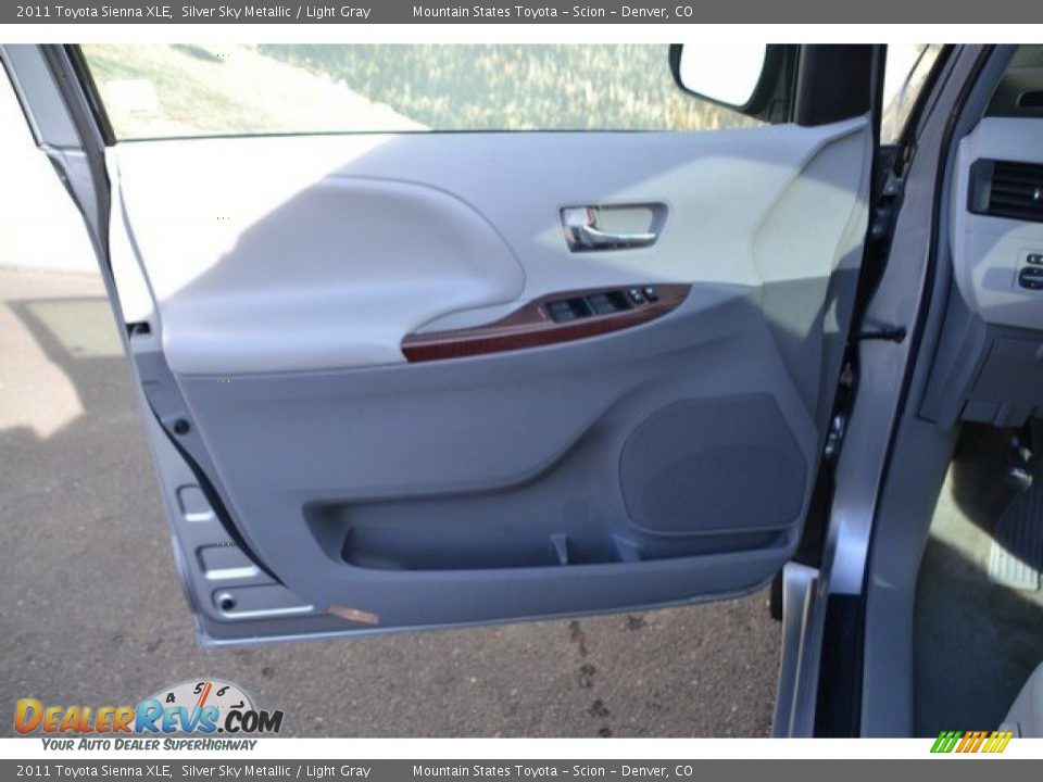 2011 Toyota Sienna XLE Silver Sky Metallic / Light Gray Photo #27