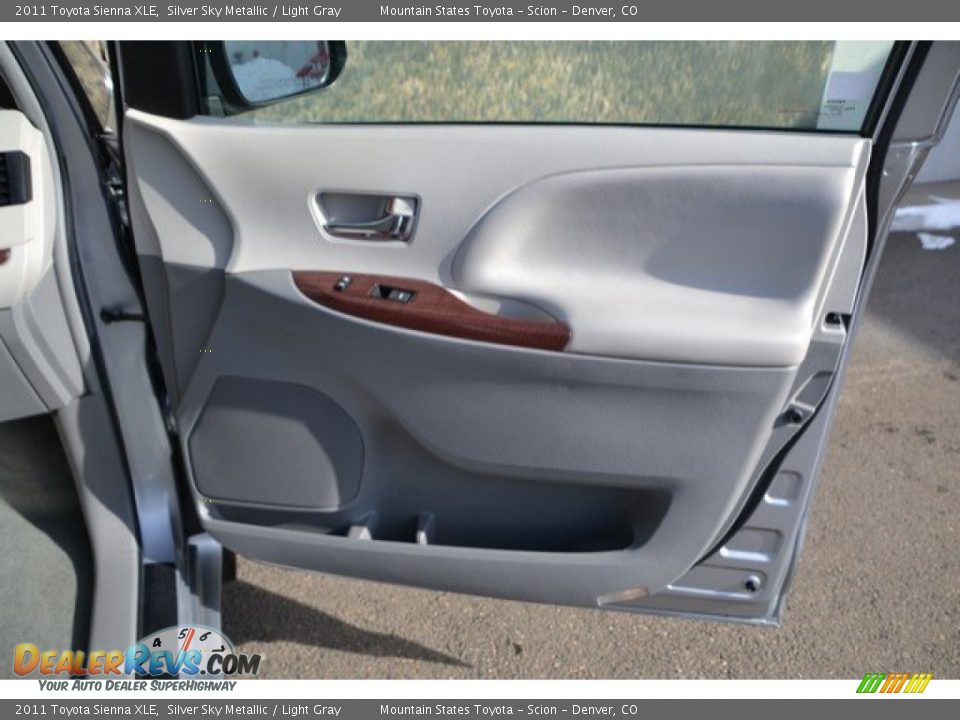2011 Toyota Sienna XLE Silver Sky Metallic / Light Gray Photo #28