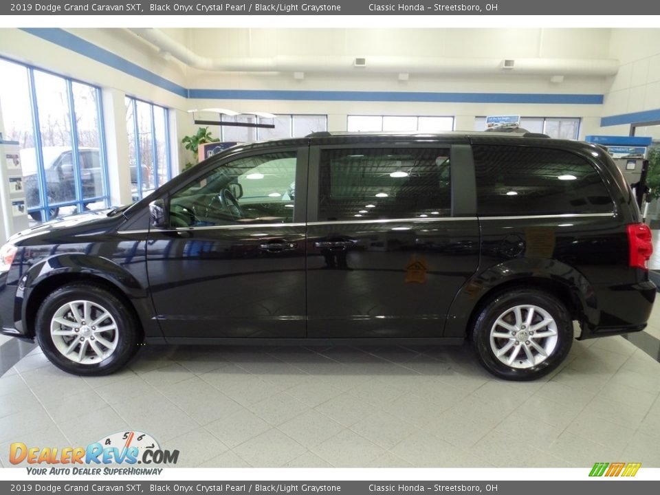 2019 Dodge Grand Caravan SXT Black Onyx Crystal Pearl / Black/Light Graystone Photo #2