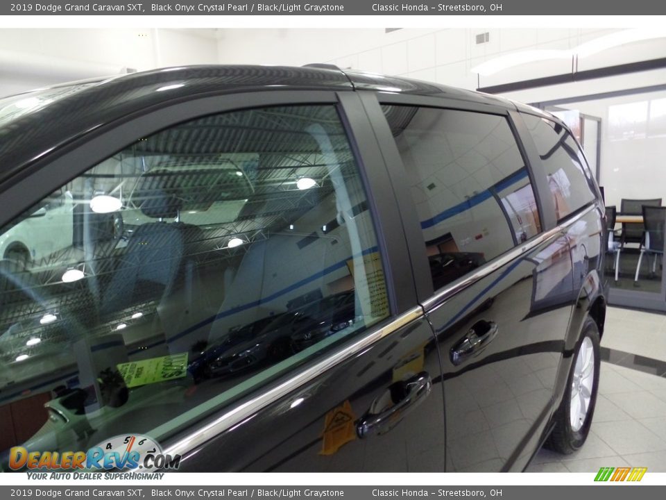 2019 Dodge Grand Caravan SXT Black Onyx Crystal Pearl / Black/Light Graystone Photo #8