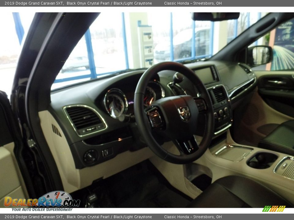 2019 Dodge Grand Caravan SXT Black Onyx Crystal Pearl / Black/Light Graystone Photo #15