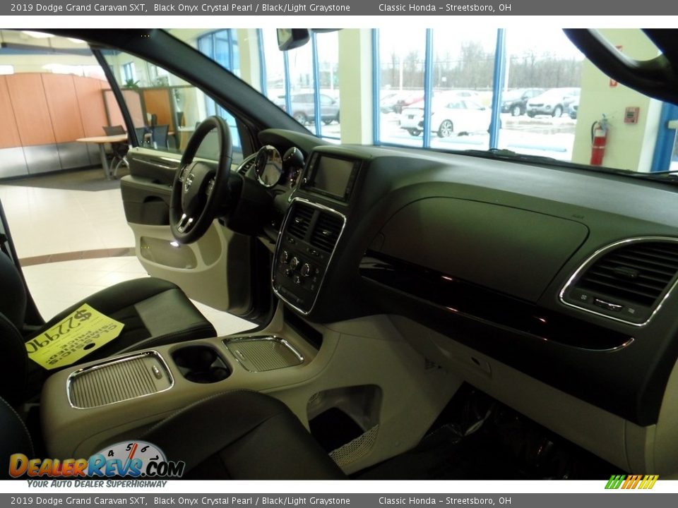 2019 Dodge Grand Caravan SXT Black Onyx Crystal Pearl / Black/Light Graystone Photo #19