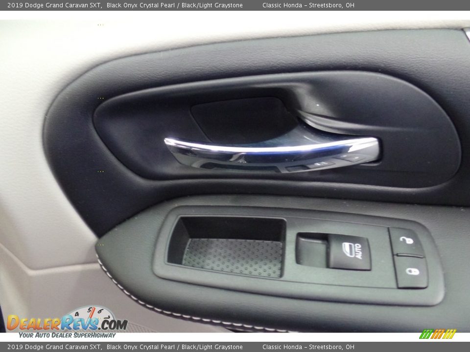 2019 Dodge Grand Caravan SXT Black Onyx Crystal Pearl / Black/Light Graystone Photo #20