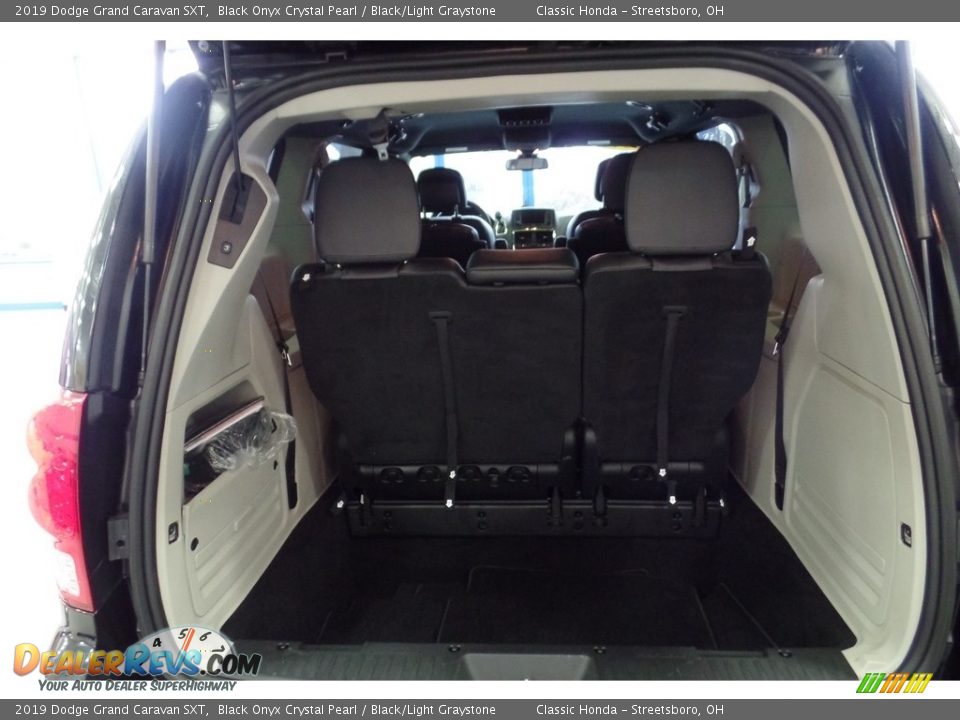 2019 Dodge Grand Caravan SXT Black Onyx Crystal Pearl / Black/Light Graystone Photo #32