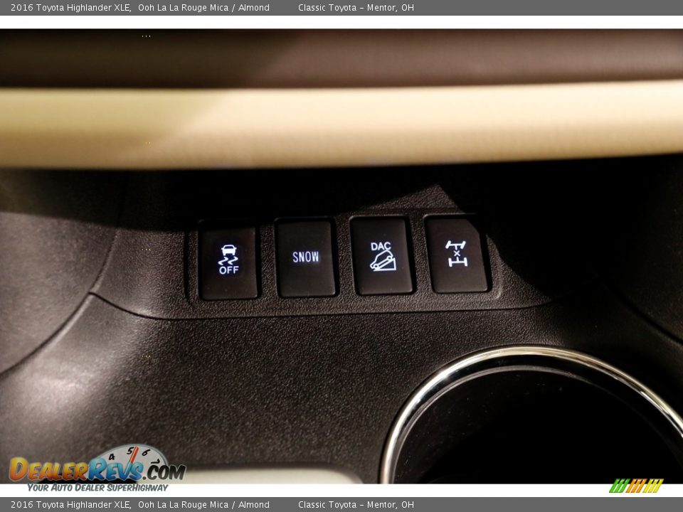 2016 Toyota Highlander XLE Ooh La La Rouge Mica / Almond Photo #16