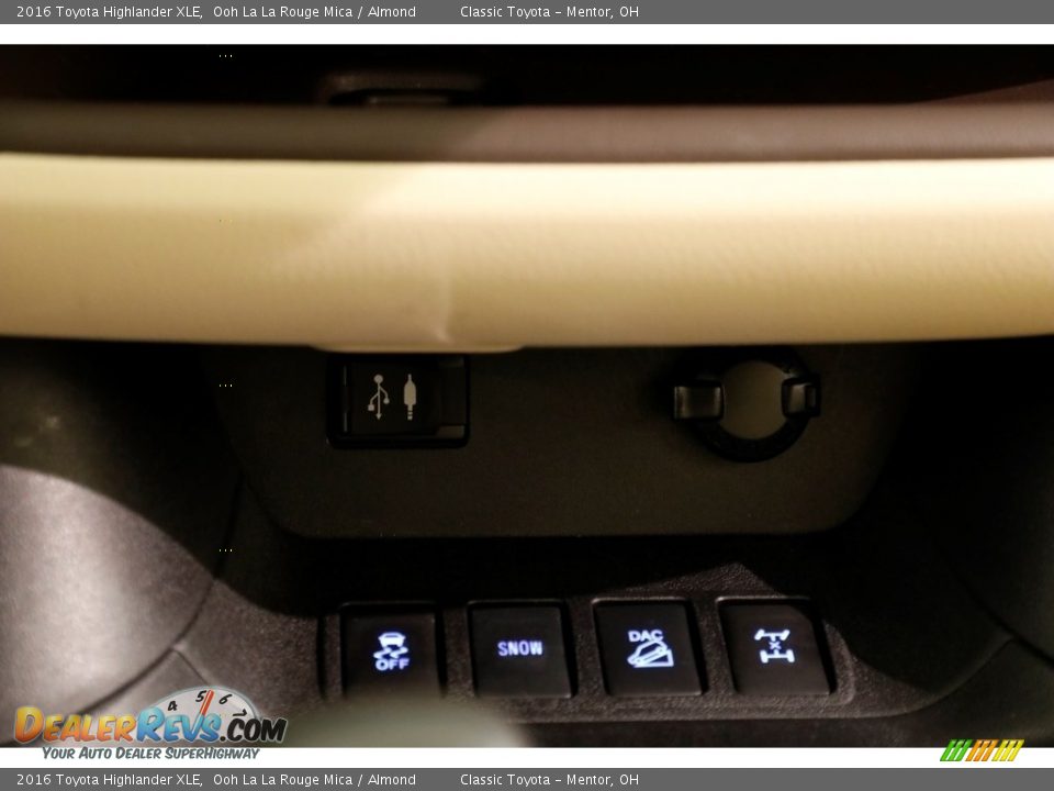 2016 Toyota Highlander XLE Ooh La La Rouge Mica / Almond Photo #17