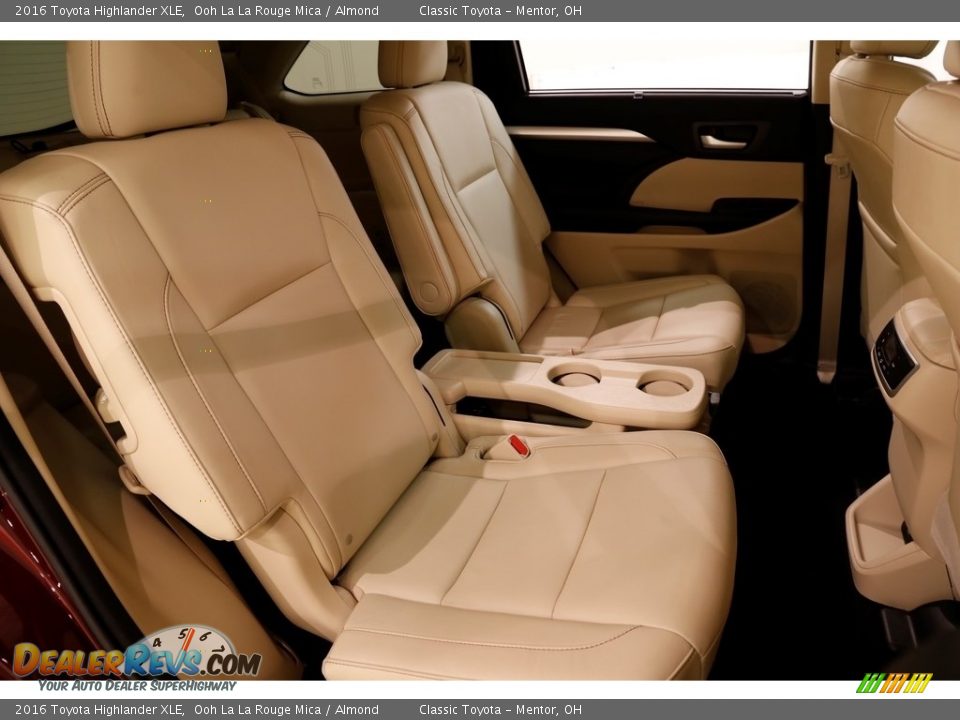 2016 Toyota Highlander XLE Ooh La La Rouge Mica / Almond Photo #19