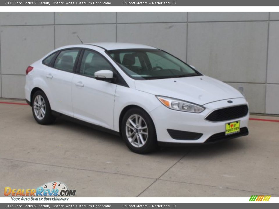 2016 Ford Focus SE Sedan Oxford White / Medium Light Stone Photo #2