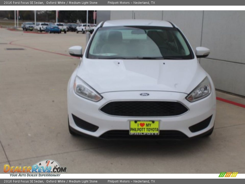 2016 Ford Focus SE Sedan Oxford White / Medium Light Stone Photo #3