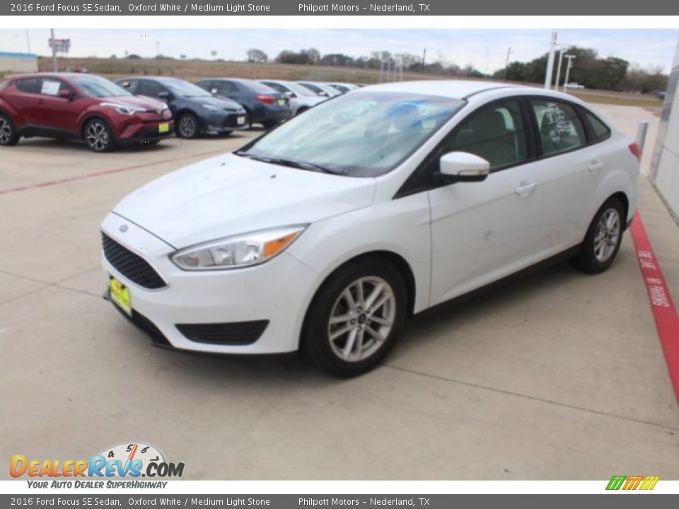 2016 Ford Focus SE Sedan Oxford White / Medium Light Stone Photo #4