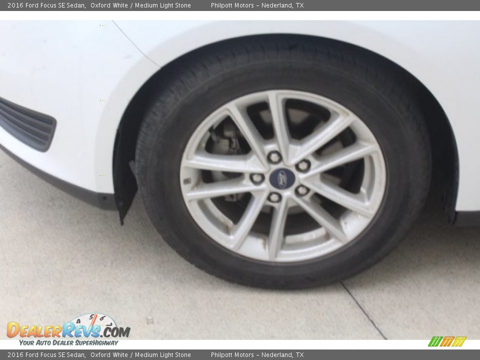 2016 Ford Focus SE Sedan Oxford White / Medium Light Stone Photo #5