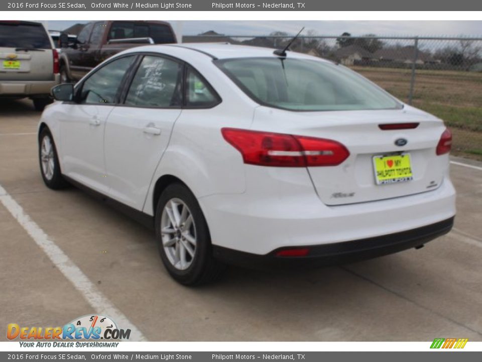 2016 Ford Focus SE Sedan Oxford White / Medium Light Stone Photo #6