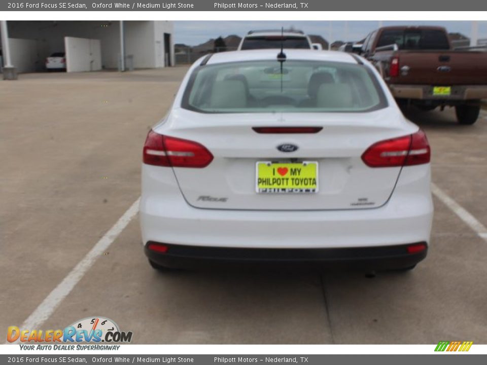 2016 Ford Focus SE Sedan Oxford White / Medium Light Stone Photo #7
