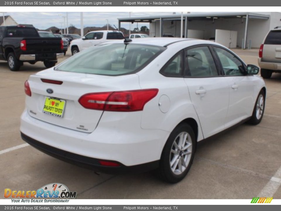 2016 Ford Focus SE Sedan Oxford White / Medium Light Stone Photo #8
