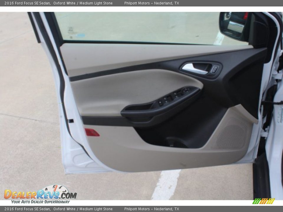 2016 Ford Focus SE Sedan Oxford White / Medium Light Stone Photo #9