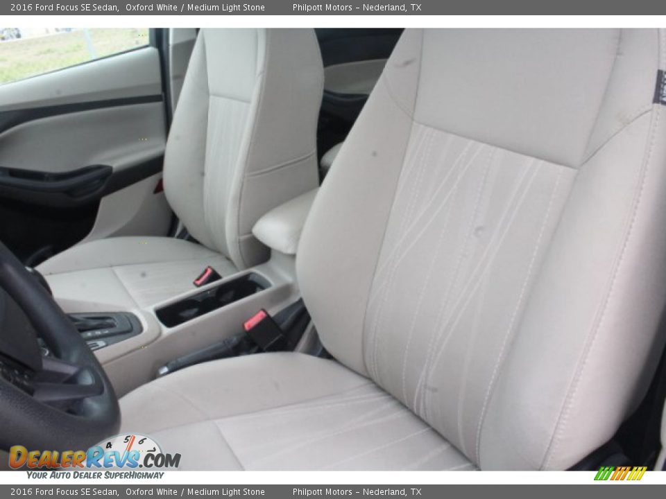 2016 Ford Focus SE Sedan Oxford White / Medium Light Stone Photo #10