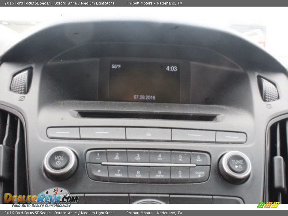 2016 Ford Focus SE Sedan Oxford White / Medium Light Stone Photo #11