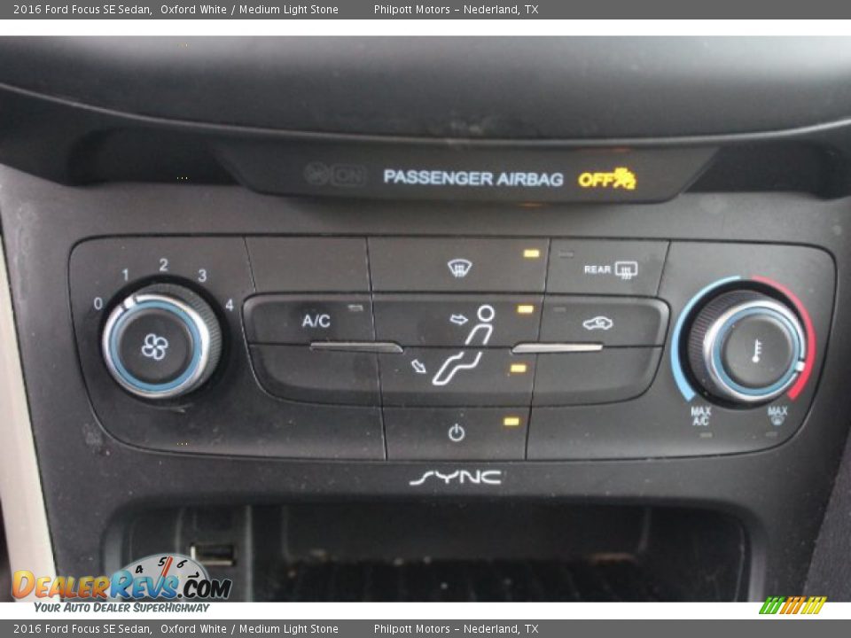 2016 Ford Focus SE Sedan Oxford White / Medium Light Stone Photo #13