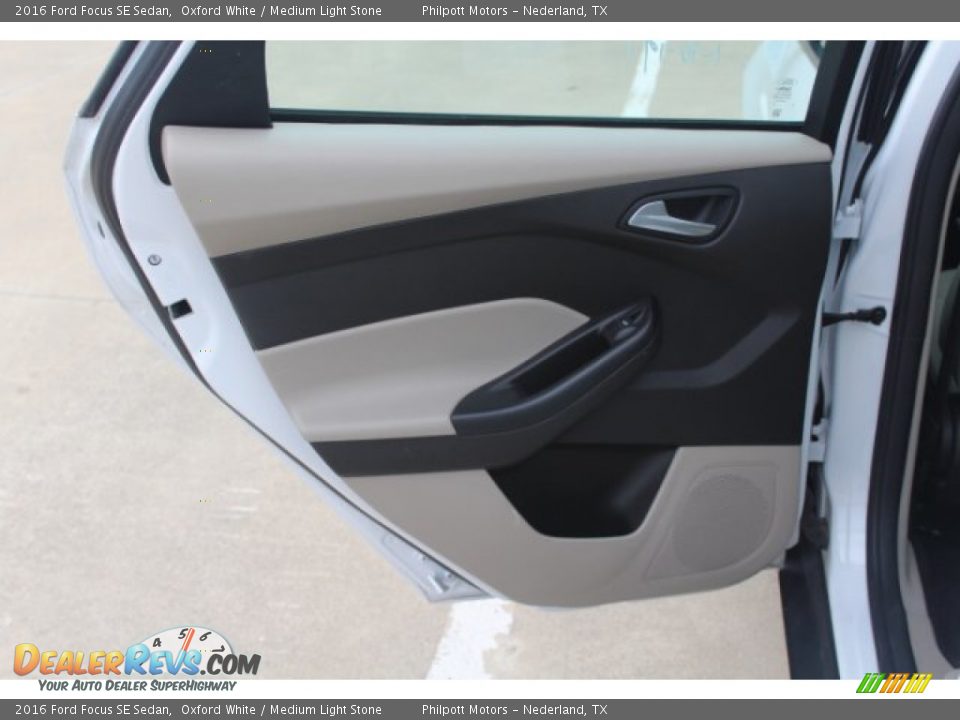 2016 Ford Focus SE Sedan Oxford White / Medium Light Stone Photo #16