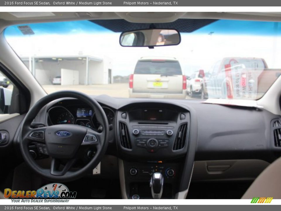 2016 Ford Focus SE Sedan Oxford White / Medium Light Stone Photo #18