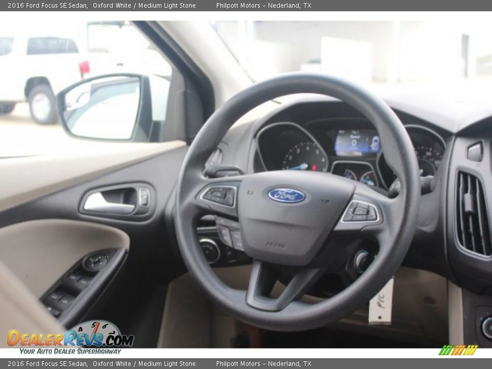 2016 Ford Focus SE Sedan Oxford White / Medium Light Stone Photo #19