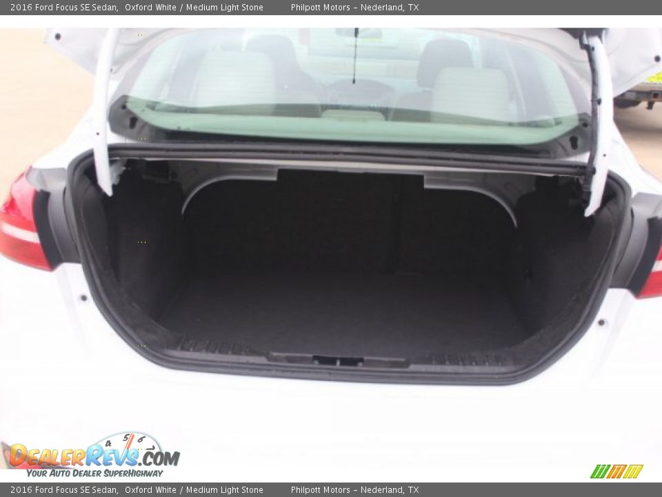 2016 Ford Focus SE Sedan Oxford White / Medium Light Stone Photo #20