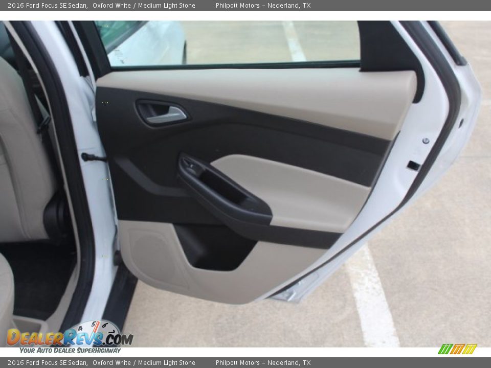 2016 Ford Focus SE Sedan Oxford White / Medium Light Stone Photo #21