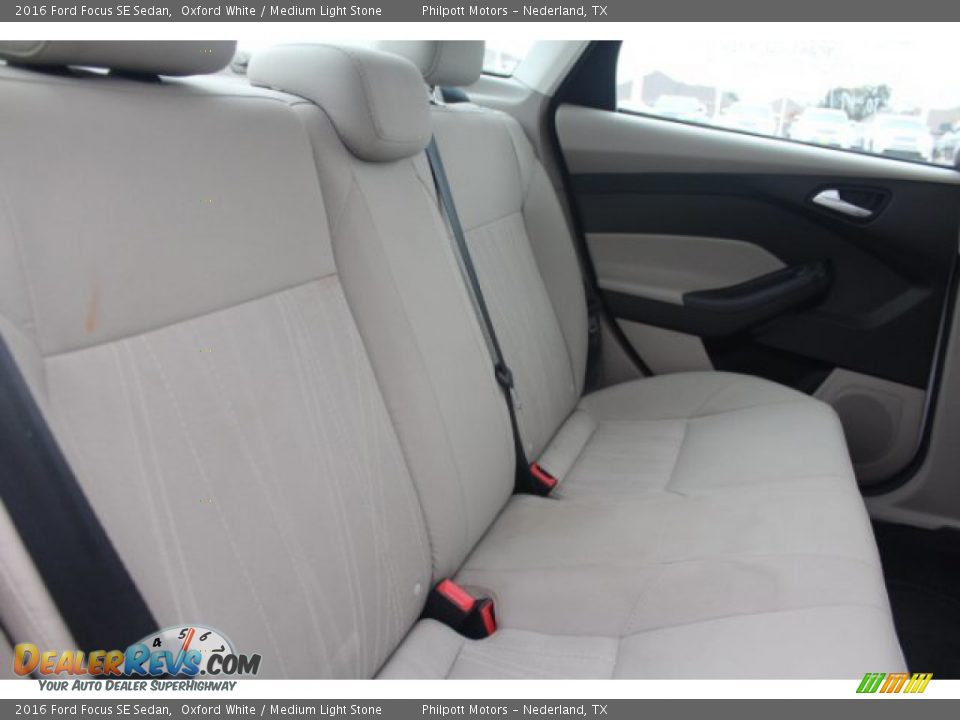 2016 Ford Focus SE Sedan Oxford White / Medium Light Stone Photo #22