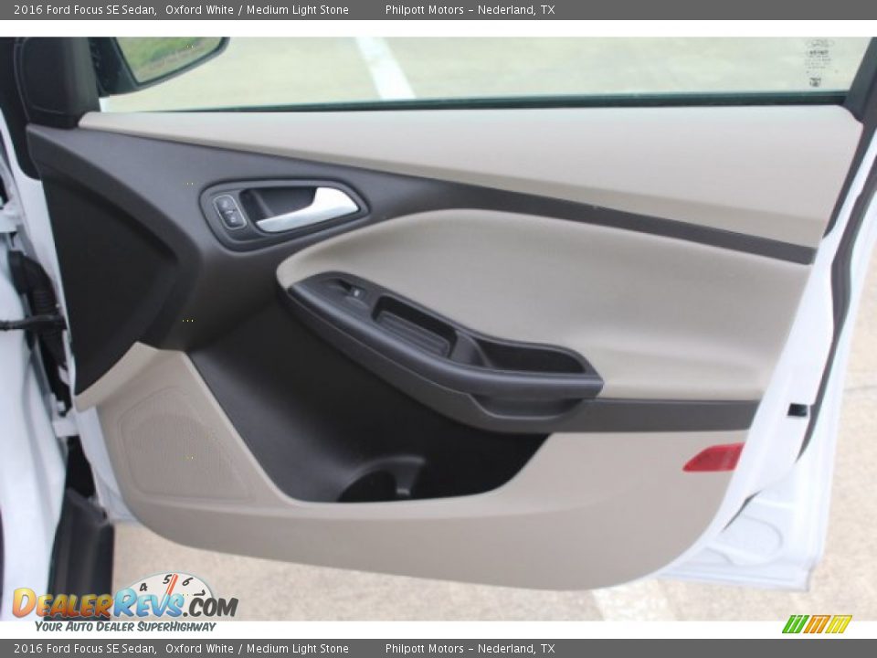 2016 Ford Focus SE Sedan Oxford White / Medium Light Stone Photo #23