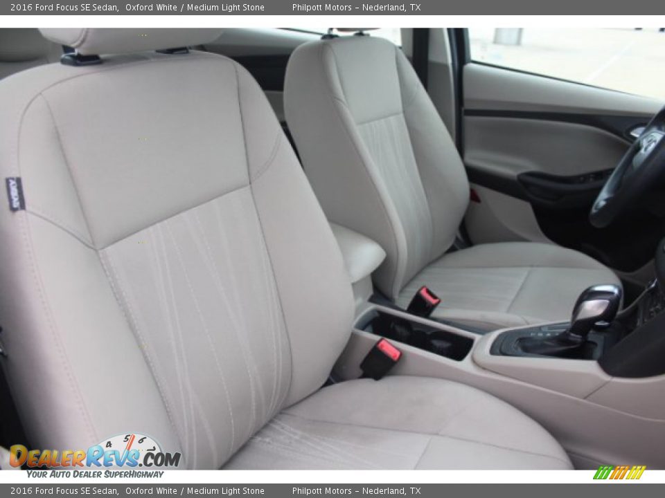 2016 Ford Focus SE Sedan Oxford White / Medium Light Stone Photo #24