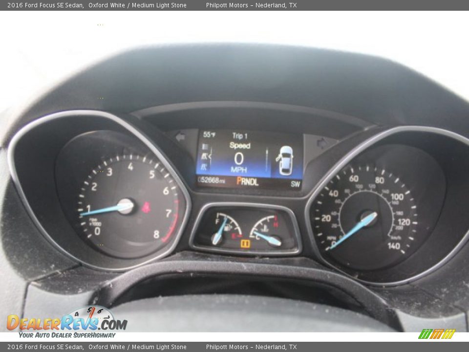 2016 Ford Focus SE Sedan Oxford White / Medium Light Stone Photo #25