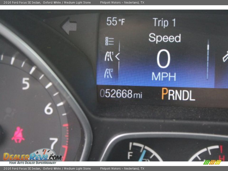 2016 Ford Focus SE Sedan Oxford White / Medium Light Stone Photo #26