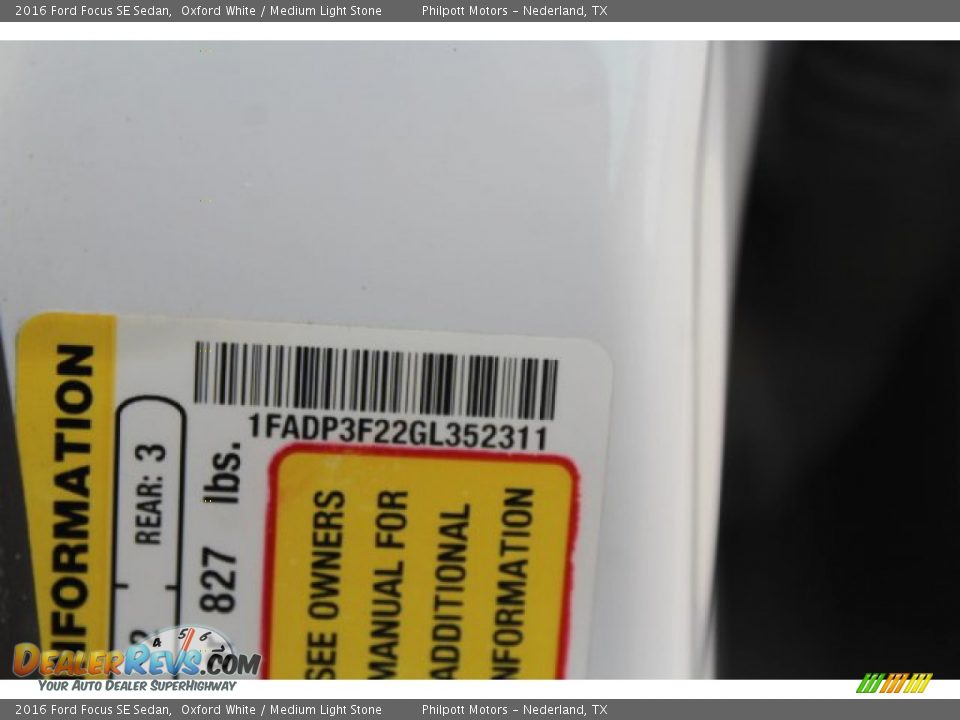 2016 Ford Focus SE Sedan Oxford White / Medium Light Stone Photo #27