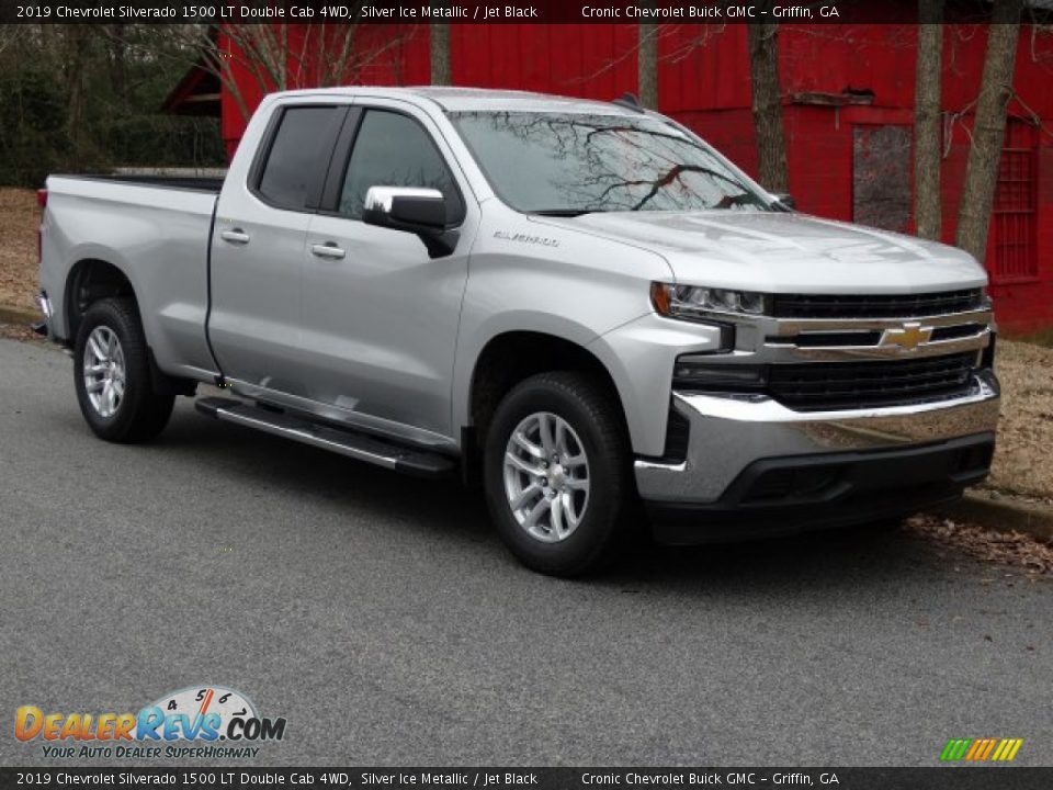 Front 3/4 View of 2019 Chevrolet Silverado 1500 LT Double Cab 4WD Photo #1