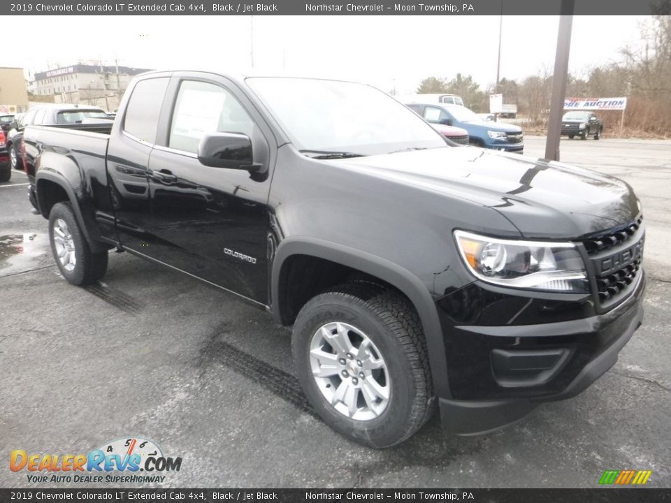 Front 3/4 View of 2019 Chevrolet Colorado LT Extended Cab 4x4 Photo #7