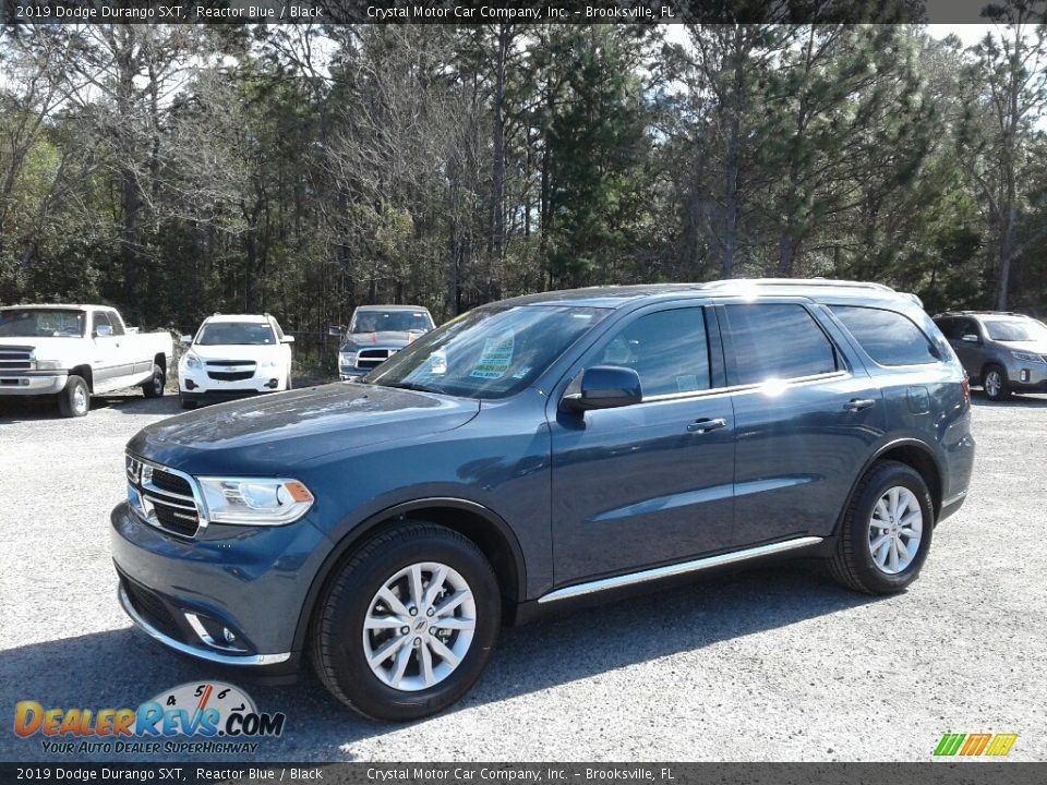 Front 3/4 View of 2019 Dodge Durango SXT Photo #1
