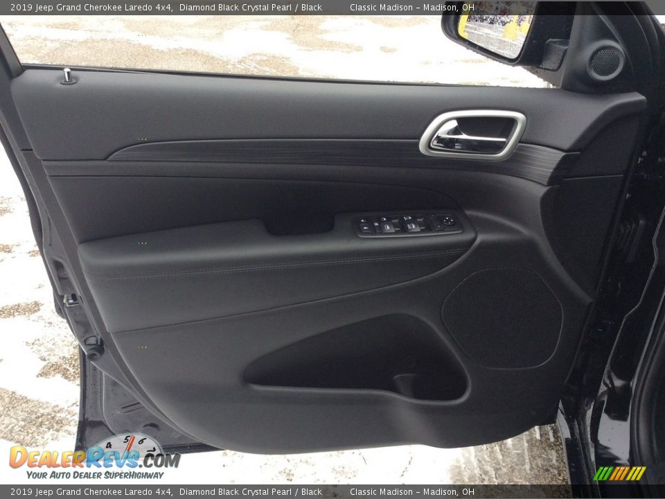 2019 Jeep Grand Cherokee Laredo 4x4 Diamond Black Crystal Pearl / Black Photo #8