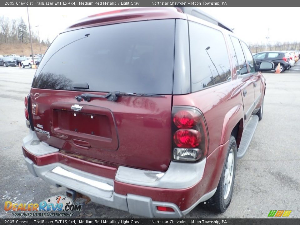 2005 Chevrolet TrailBlazer EXT LS 4x4 Medium Red Metallic / Light Gray Photo #4