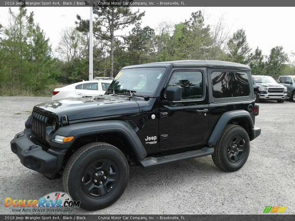 Front 3/4 View of 2019 Jeep Wrangler Sport 4x4 Photo #1