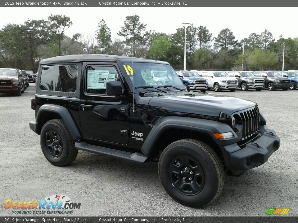 Front 3/4 View of 2019 Jeep Wrangler Sport 4x4 Photo #7