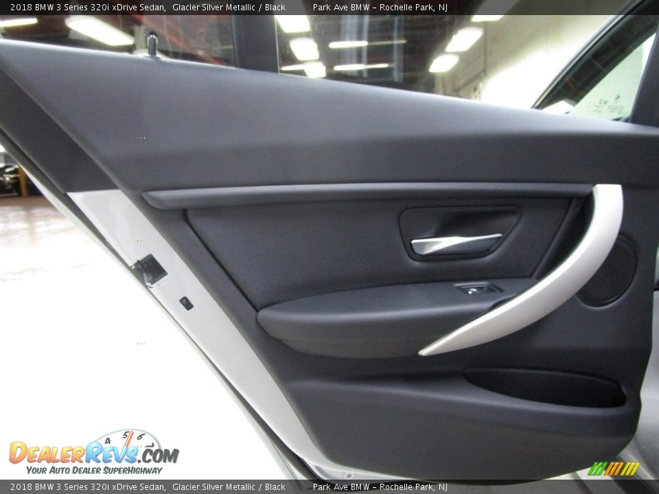 2018 BMW 3 Series 320i xDrive Sedan Glacier Silver Metallic / Black Photo #10