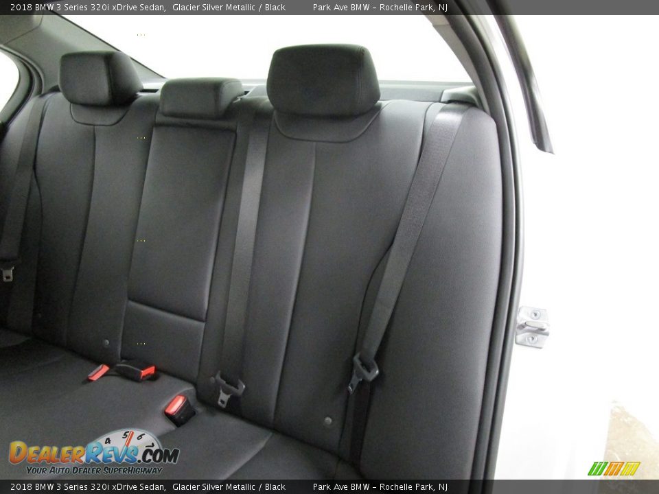 2018 BMW 3 Series 320i xDrive Sedan Glacier Silver Metallic / Black Photo #11